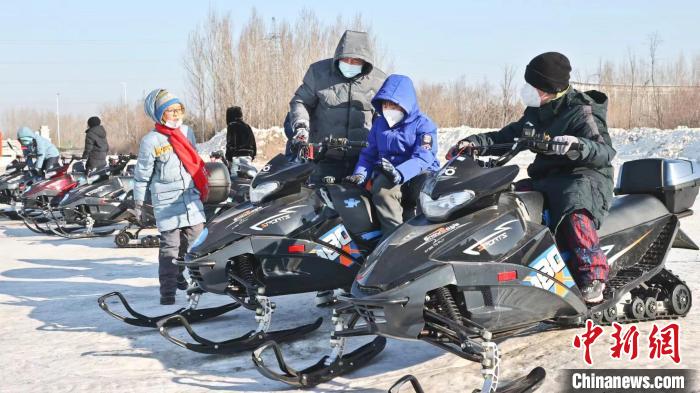 孩子们在开雪地摩托。　黑龙江省体育局提供